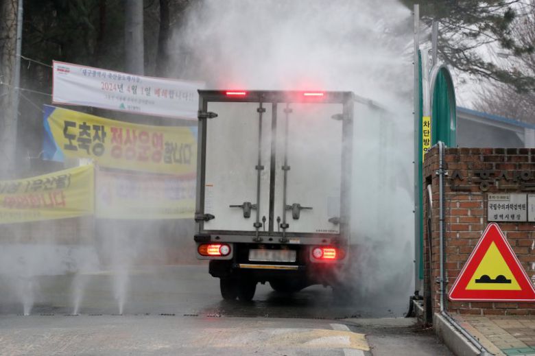 대구 북구 검단동 축산물도매시장 입구에서 출입 차량을 소독하고 있다. 2024.1.18/뉴스1 ⓒ News1 공정식 기자 /사진=뉴스1