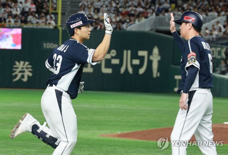 일본 도쿄돔에서 열린 아시아프로야구챔피언십(APBC) 예선 2차전 대한민국과 일본의 경기. 9회초 2사에서 솔로 홈런을 친 김휘집이 그라운드를 돌고 있다. 그런 김휘집이 NC 다이노스에 합류한다. NC는 김휘집을 얻기 위해 신인 지명 1,3R 2장을 포기했다. 사진=연합뉴스