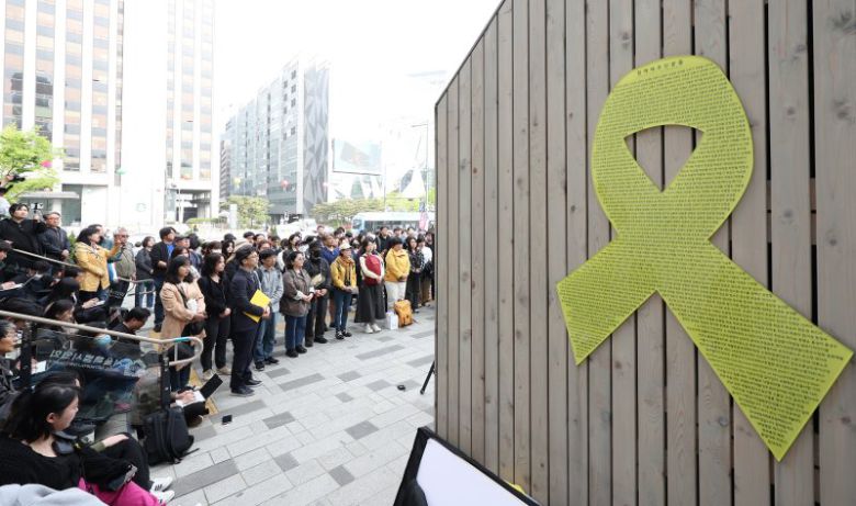 세월호 참사 10주기인 4월 16일 오후 서울 중구 서울시의회 앞 열린 세월호참사 10주기 기억식을 찾은 시민들이 묵념을 하고 있다. /사진=뉴스1