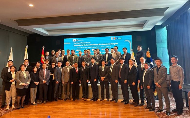 지난달 30일(현지시간) 몽돌 울란바토로에서 열린 '몽골 철도현대화 지원 사업에 대한 최종 보고회'에서 한국철도공사(코레일) 관계자 몽골 정부 관계자들이 기념촬영을 하고 있다.