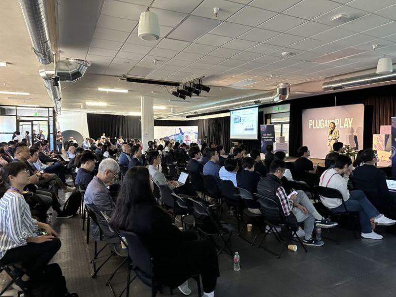 1일(현지시각) 미국 실리콘밸리 플러그앤플레이에서 개최된 '82-바이오X 헬스케어 서밋'에 참석한 사람들이 강연에 집중하고 있다. 사진=홍창기 기자