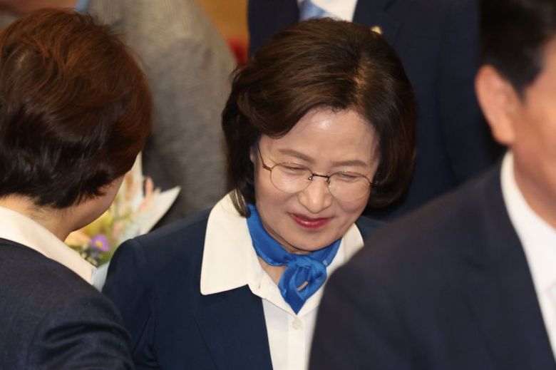 추미애 더불어민주당 당선인이 16일 오전 서울 여의도 국회 의원회관에서 열린 제22대 국회 전반기 국회의장단 후보 선출 당선자 총회에서 국회의장 후보에 떨어진 뒤 자리를 이동하고 있다. 사진=뉴시스