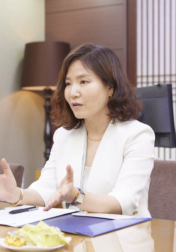 김용숙 IBK기업은행 한남동WM센터장이 10일 서울 용산구 한남동 소재 한남동WM센터에서 초고액 자산가들의 최근 투자 동향에 대해 설명하고 있다. 사진 IBK기업은행.