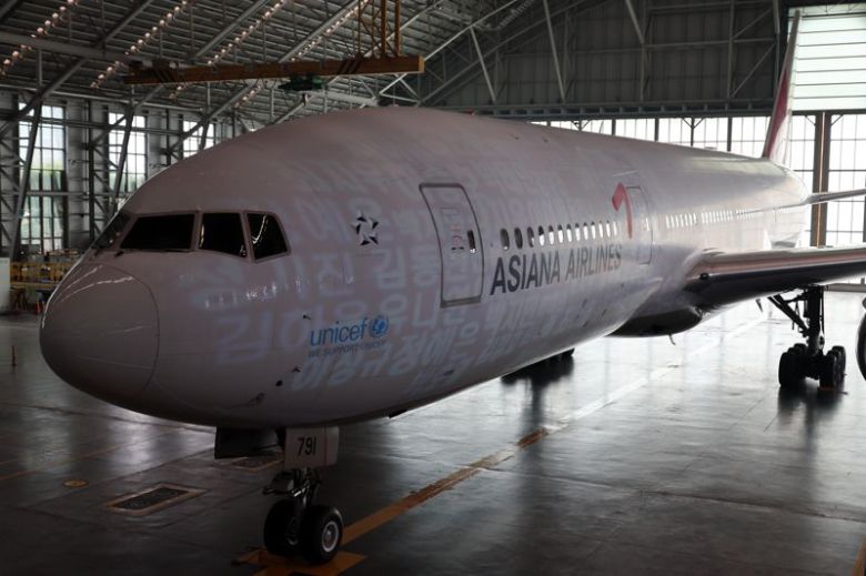 11일 인천국제공항 아시아나항공 제1격납고에서 열린 아시아나항공-유니세프 사회공헌협약 30주년 기념행사가 열려 보잉 777 항공기에 유니세프 상징 블루라이트 조명이 비치고 있다.사진=박범준 기자