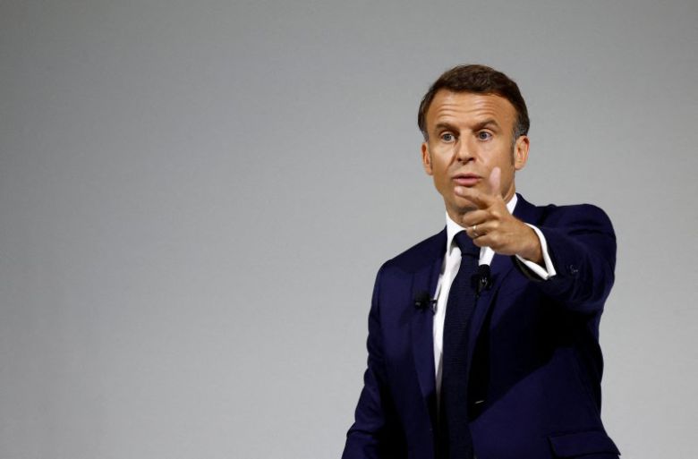 에마뉘엘 마크롱 프랑스 대통령이 12일(현지시간) 파리에서 조기 총선과 관련해 기자회견을 하고 있다. 여론 조사에서는 이번 조기 총선에서 집권 연정이 몰락하고 극우 정치인 마린 르펜의 국민전선(RN)이 절반 가까운 의석을 확보할 것으로 예상되고 있다. 로이터 연합뉴스