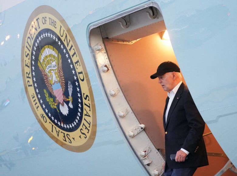 조 바이든 미국 대통령이 이탈리아 G7 정상회의를 마치고 곧바로 15일(현지시간) 미국 캘리포니아주 로스앤젤레스(LA)에 착륙해 공군 1호기에서 내리고 있다. 바이든 대통령은 할리우드 스타들의 후원에 힘입어 LA 첫날 후원행사에서 사상 최대 규모인 2800만달러 선거 자금을 모았다. 로이터 연합