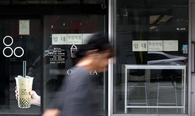 서울 시내 상가에 임대문의 게시물이 부착돼 있다. 뉴시스