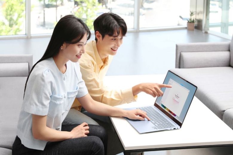 삼성전자 모델들이 AI PC '갤럭시 북4 엣지'를 사용하고 있다. 삼성전자 제공