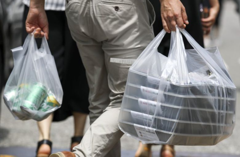 지난 14일 서울 여의도에서 시민들이 도시락을 들고 이동하고 있다. 뉴시스.