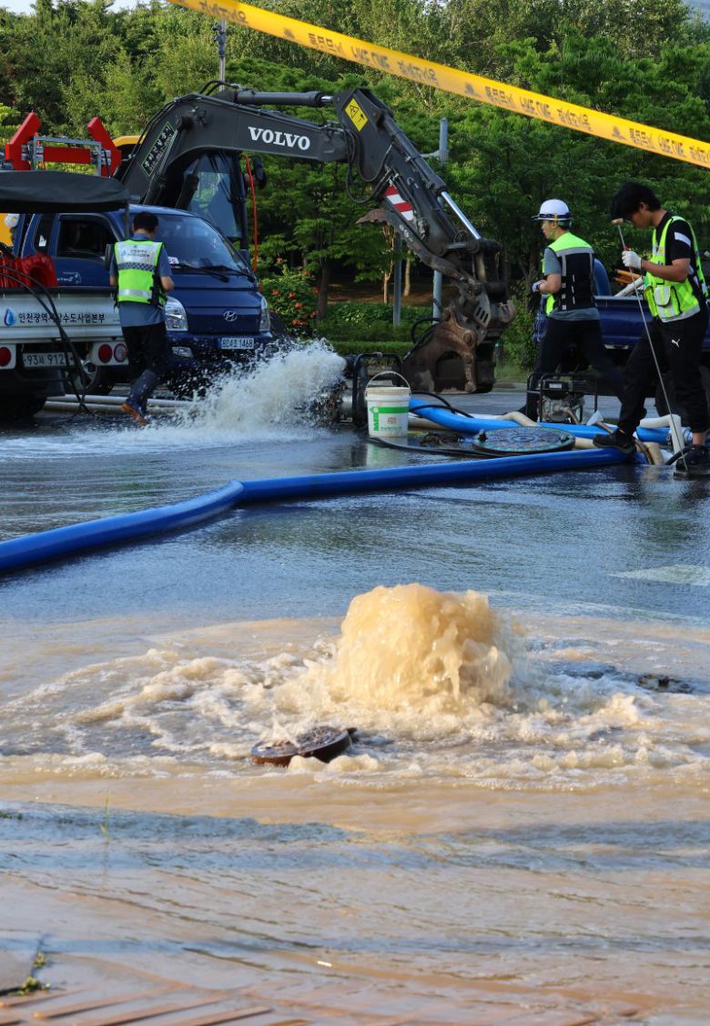 20일 오전 인천 연수구 송도 센트럴로 삼거리 상수도관이 파열돼 도로로 물이 흘러나오고 있다. 울산에서는 이 같은 누수사고를 대비해 송수관로 복선화 사업을 확대하고 있다. 연합뉴스