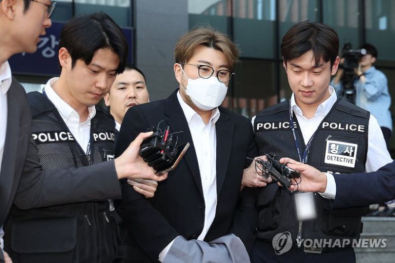 취재진 앞에 선 김호중 (서울=연합뉴스) 김성민 기자 = 음주 뺑소니 혐의를 받는 가수 김호중이 지난달 31일 오전 서울 강남구 강남경찰서에서 검찰로 송치되며 취재진의 질문에 답하고 있다. 2024.5.31 ksm7976@yna.co.kr (끝)