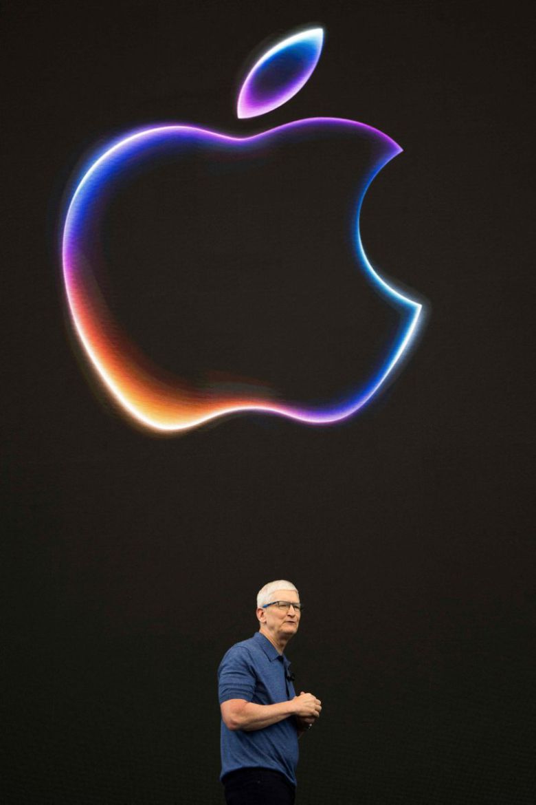 팀 쿡 애플 최고경영자(CEO)가 이달 10일 미국 캘리포니아주 쿠퍼티노 애플 본사에서 개최된 셰계개발자회의(WWDC) 2024에서 애플의 자체 AI 시스템 '애플 인텔리전스'를 소개하고 있다. AFP연합뉴스