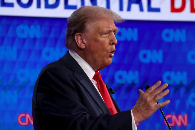 미국의 도널드 트럼프 전 대통령이 27일(현지시간) 조지아주 애틀랜타 CNN 스튜디오에서 대선후보 토론에 참석해 발언하고 있다.AFP연합뉴스
