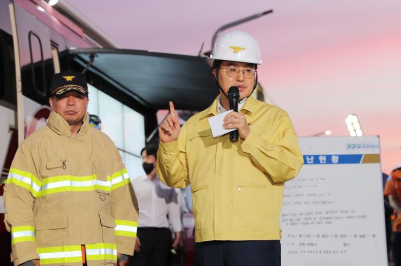 지난 24일 화성 아리셀 화재 사고 당시 현장을 찾은 김동연 경기도지사. 경기도 제공