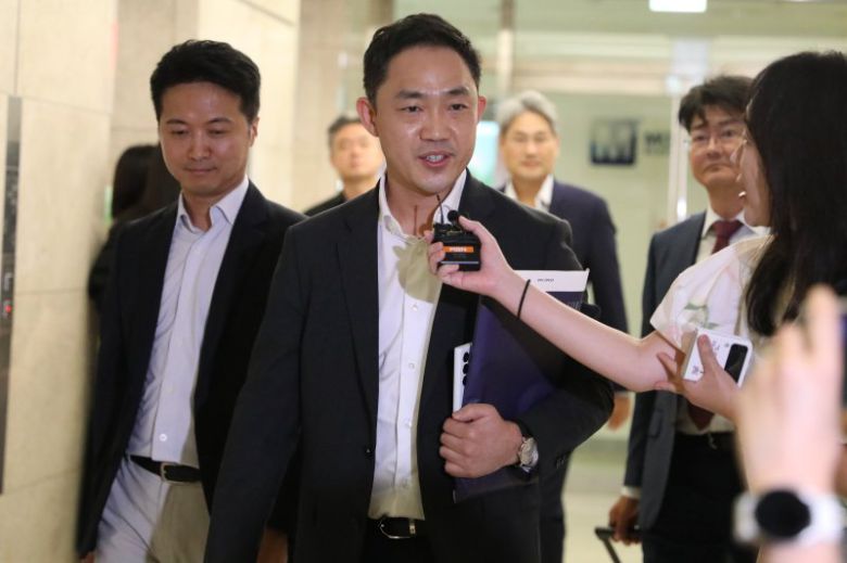 서상원 스테이지엑스 대표가 지난 6월 27일 제4이동통신 후보 자격 취소에 관한 청문회 참석에 앞서 취재진의 질문에 답하고 있다. 뉴스1