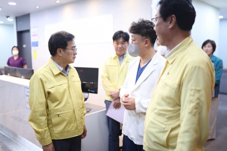 김동연 경기도지사가 25일 오후 화성 공장 화재 부상자가 입원 중인 병원을 방문하고 있다. 경기도 제공