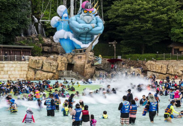 삼성물산 리조트부문 에버랜드의 워터파크 캐리비안 베이가 오는 5일부터 8월 18일까지 여름축제 '메가 웨이브 페스티벌'을 맞아 야외 파도풀에 마련한 신규 시그니처 조형물인 '힙세이돈'과 포토존. 에버랜드 제공