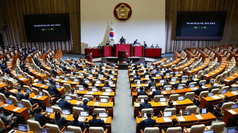 우원식 국회의장이 2일 오후 서울 여의도 국회에서 제415회국회(임시회) 4차 본회의 개의를 선언하고 있다. 뉴스1