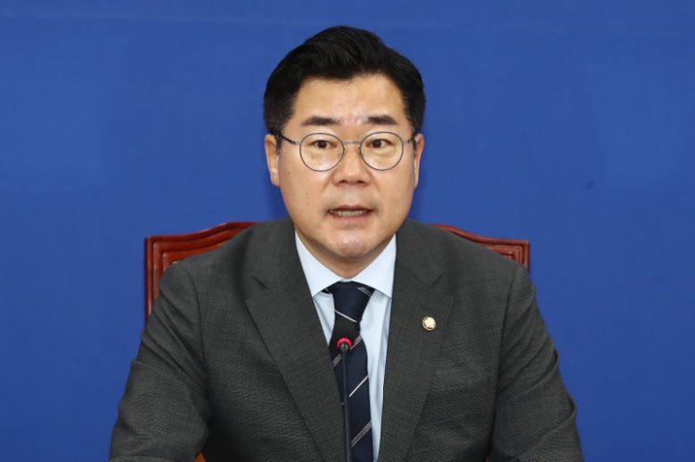 박찬대 더불어민주당 당대표 직무대행 겸 원내대표가 2일 오전 서울 여의도 국회에서 열린 원내대책회의에서 모두발언을 하고 있다. 뉴스1