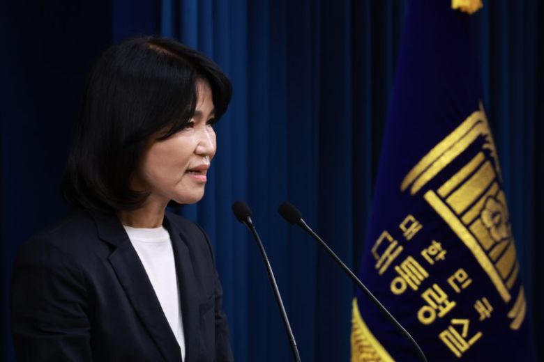 이진숙 신임 방송통신위원장 후보자가 4일 오전 서울 용산 대통령실 청사 브리핑실에서 열린 인사브리핑에서 지명 소감을 말하고 있다. 연합뉴스