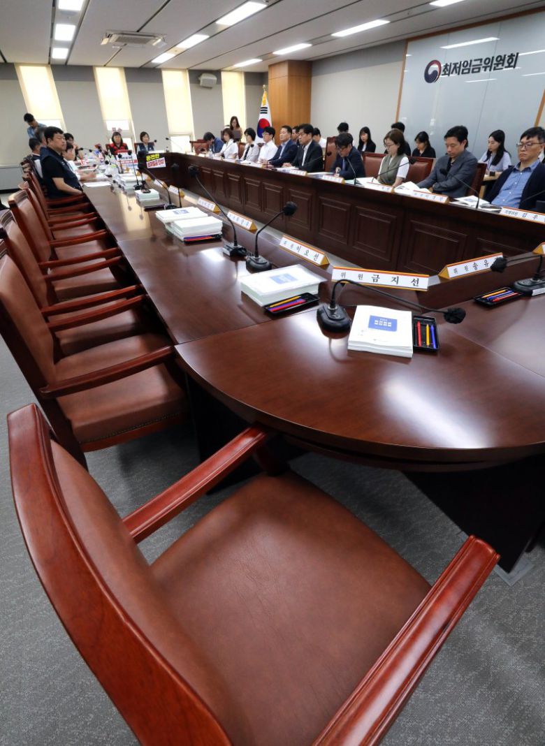 경영계 빠진 최저임금위 회의4일 정부세종청사 최저임금위원회 회의실에서 사용자위원 9명이 모두 빠진 채 '반쪽' 전원회의가 열리고 있다. 사용자위원들은 지난 2일 열린 7차 전원회의 표결 과정에서 나타난 일부 근로자위원들의 '투표 방해 행위'에 반발해 불참을 선언했다. 연합뉴스