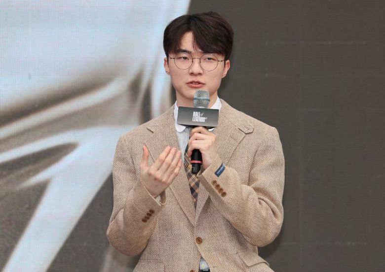 리그 오브 레전드(LoL) '페이커' 이상혁이 지난달 6일 오후 서울 중구 신라호텔 영빈관에서 열린 전설의 전당 헌액 미디어데이 행사에서 인터뷰를 하고 있다. /사진=연합뉴스