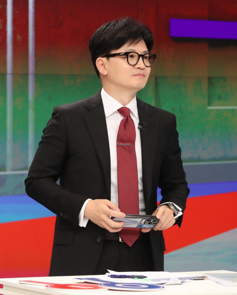 [서울=뉴시스] 국회사진기자단= 한동훈 국민의힘 당대표 후보가 9일 오후 서울 중구 TV조선에서 열린 첫 방송토론회에 참석해 토론 준비를 하고 있다. 2024.07.09. photo@newsis.com <저작권자ⓒ 공감언론 뉴시스통신사. 무단전재-재배포 금지.> /사진=뉴시스화상