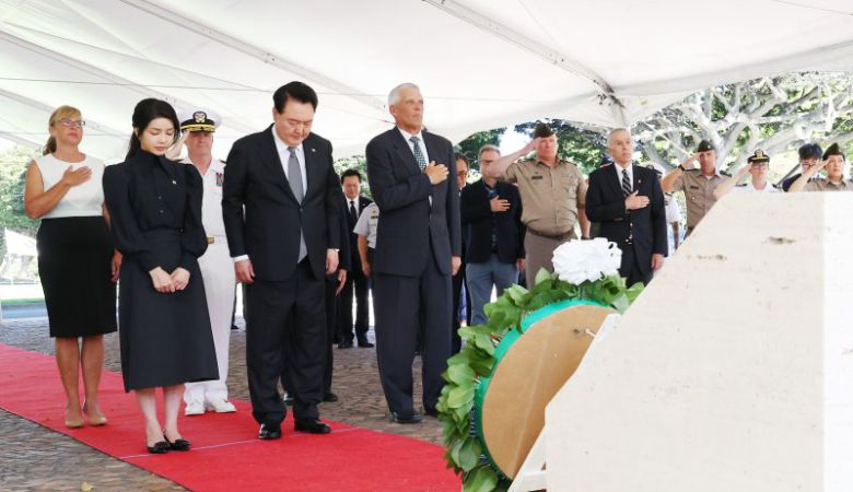 윤석열 대통령과 부인 김건희 여사가 8일(현지시각) 미국 하와이 국립 태평양 기념묘지를 찾아 헌화 후 묵념하고 있다. /사진=뉴시스