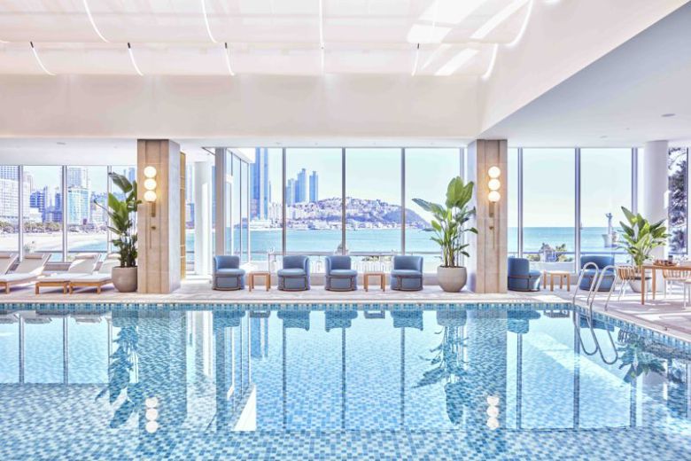 새롭게 리뉴얼한 웨스틴 조선 부산 수영장. 조선호텔앤드리조트 제공.