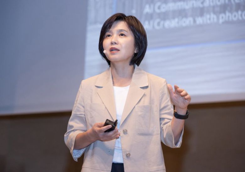 박정미 삼성전자 MX사업부 마케팅팀 상무가 지난 11일(현지시간) 프랑스 파리에서 올림픽 패럴림픽 협력 관련 브리핑에서 발표하고 있다. 삼성전자 제공                                      프랑스 파리 샹젤리제 거리에 위치한 삼성 갤럭시 체험관에서 방문객들이 갤럭시Z폴드6·플립6의 갤럭시AI 기능을 체험하는 모습. 사진=김준혁 기자