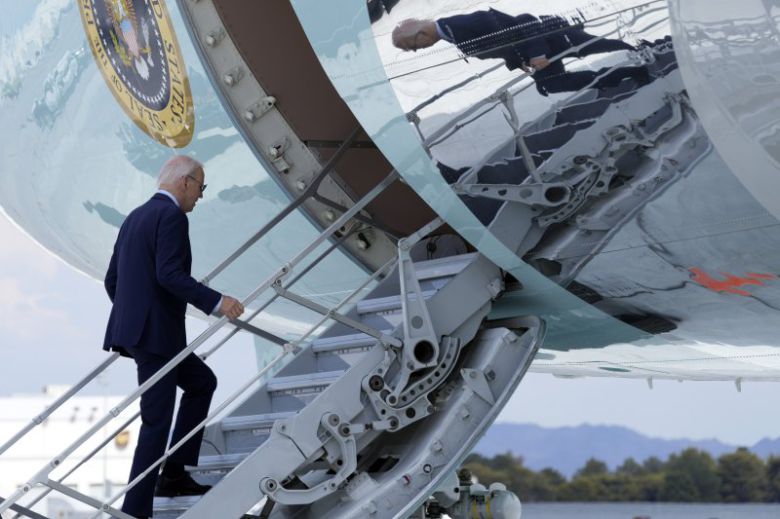 미국의 조 바이든 대통령이 17일(현지시간) 미국 네바다주 라스베이거스의 해리 리드 공항에서 전용기에 오르고 있다.AP뉴시스