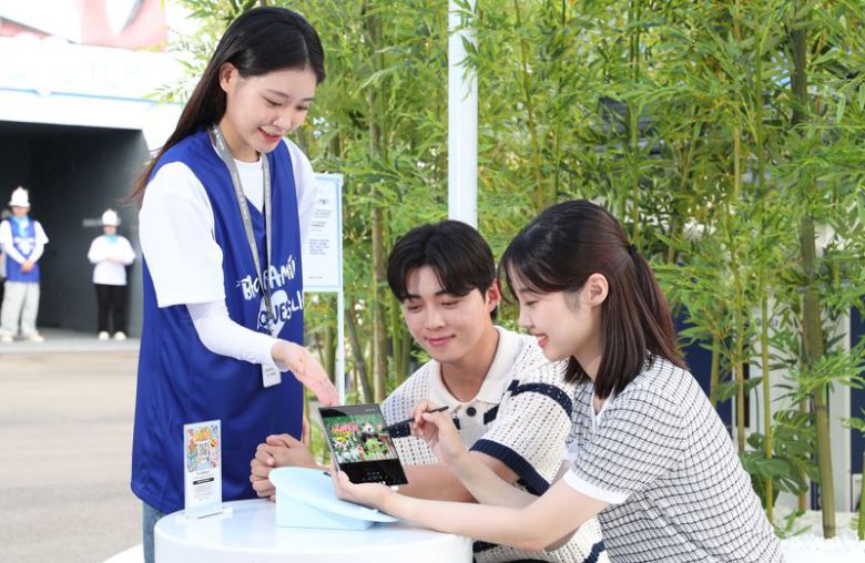 에버랜드 바오패밀리 콘셉트의 '갤럭시 Z 폴드6?Z 플립6' 체험존에서 방문객들이 갤럭시 신제품을 체험하는 모습. 삼성전자 제공