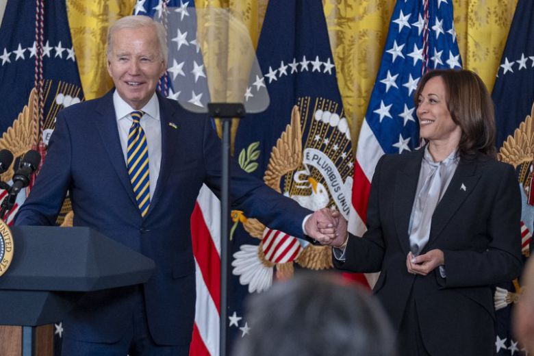 조 바이든(왼쪽) 미국 대통령이 지난 2월6일(현지시간) 미 워싱턴 백악관에서 열린 리셉션에서 카멀라 해리스 부통령의 손을 잡고 있다. AP뉴시스