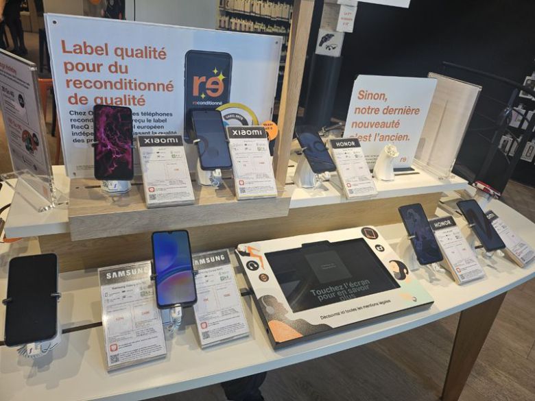 지난 12일(현지시간) 프랑스 시내에 위치한 오랑쥬 단말 판매점에 방문했다. 매장 내 삼성 갤럭시를 비롯한 중국, 구글 스마트폰 라인업도 진열돼 있다. 사진=김준혁 기자                                    프랑스 시내에 위치한 프랑스 1등 통신사 오랑쥬의 단말기 판매점