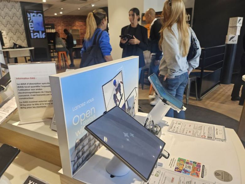 프랑스 파리 시내에 위치한 오랑쥬의 단말 판매점 내부에 갤럭시Z폴드6·플립6가 진열돼 있다. 사진=김준혁 기자                                    프랑스 파리 시내에 위치한 오랑쥬의 단말 판매점 내부에 애플 아이폰15 시리즈가 진열돼 있다. 사진=김준혁 기자