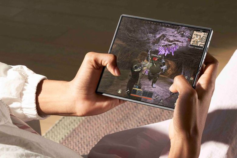 '갤럭시 Z 폴드6'로 '다크앤다커 모바일'을 플레이하는 모습. 삼성전자 제공