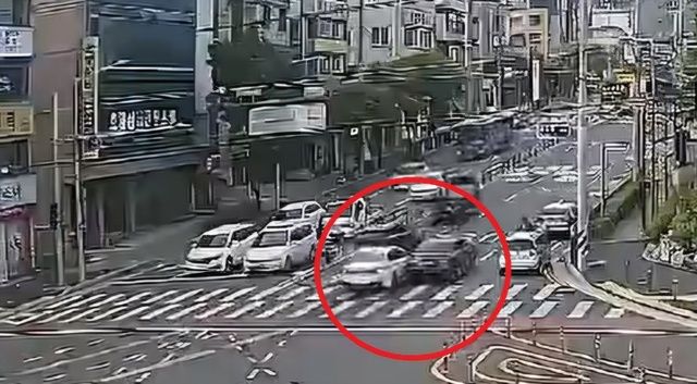 지난달 10일 오전 6시10분께 20대 남성 A씨 등 일당이 대전 중구 충남대병원 인근 교차로에서 고의로 사고를 내는 장면. /사진=대전경찰청,동양일보