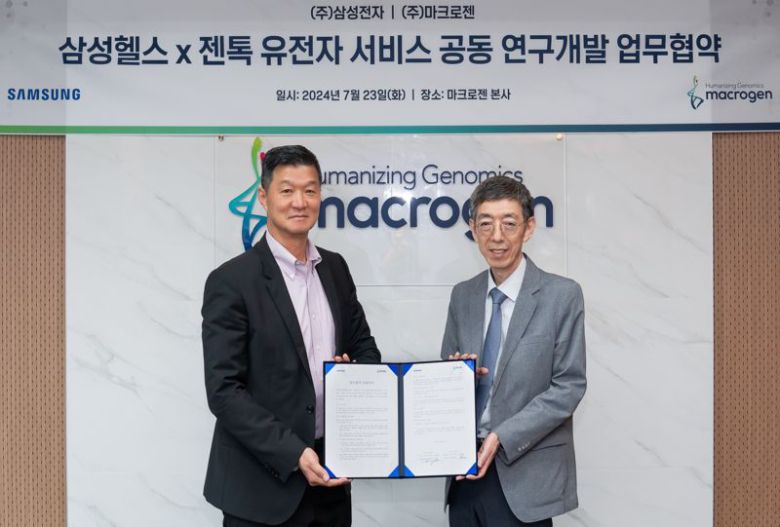 삼성전자 MX 사업부 박헌수 디지털헬스 팀장(왼쪽)과 마크로젠 김창훈 대표가 업무협약 이후 기념사진 촬영을 하고 있다. 마크로젠 제공