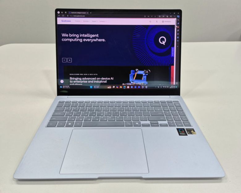 퀄컴과 마이크로소프트가 합작한 코파일럿+ PC인 삼성전자 '갤럭시 북4 엣지'. 사진=구자윤 기자