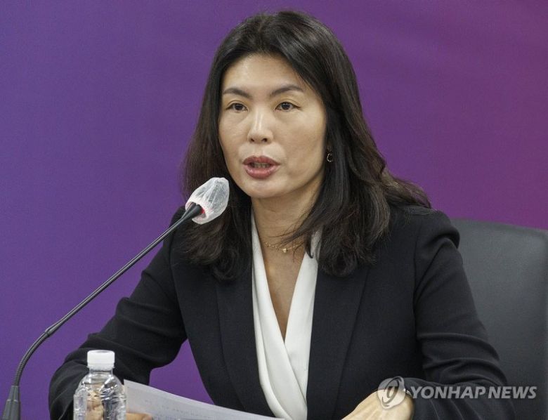 대통령 직속 국민통합위원회 포용금융 특위 위원장을 맡은 유혜미 한양대 경제금융대학 교수가 지난 1월 17일 서울 종로구 정부서울청사에서 열린 특위 출범식에 참석해 인사말을 하고 있다. 연합뉴스