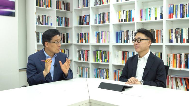 노동일 파이낸셜뉴스 주필(왼쪽)과 박원곤 이화여대 북한학과 교수가 4일 서울 서초구 파이낸셜뉴스 본사에서 오는 11월로 예정된 미국 대선이 대한민국에 미칠 부문별 영향 등을 놓고 특별대담을 하고 있다. 사진=본지 영상미디어부