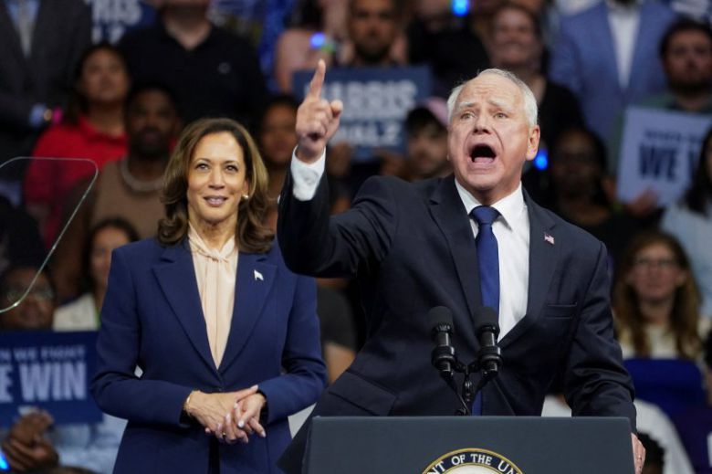 미국 민주당 부통령 후보로 지명된 팀 월즈 미네소타 주지사가 6일(현지시간) 펜실베이니아주 필라델피아에서 열린 카멀라 해리스 부통령의 대선 유세장에 참석해 연설하고 있다. 로이터연합뉴스