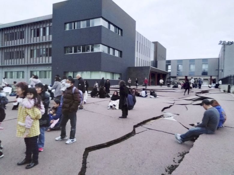 지난 1월 1일 규모 7.6 강진이 발생한 일본 혼슈의 동해 연안에 있는 이시카와현 와지마시 주민들이 외부로 대피해 있다. 지진으로 건물 밖 도로가 갈라져 있다. 뉴스1