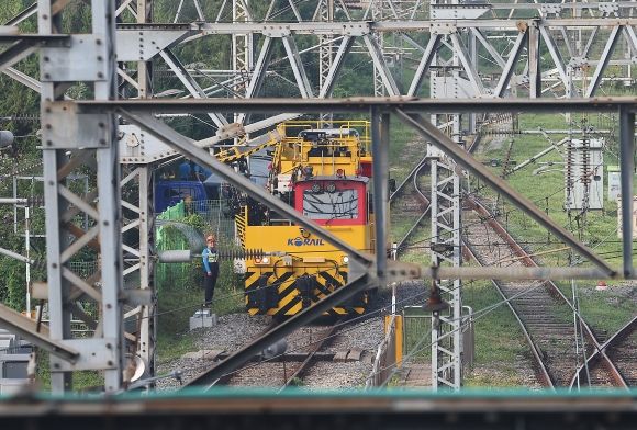 구로역서 작업차량 충돌해 직원 2명 사망 - 9일 오전 작업 차량 두 대가 충돌해 작업자 2명이 숨진 서울 지하철 1호선 구로역에서 철도 관계자들이 사고 차량을 수습하고 있다. 연합뉴스