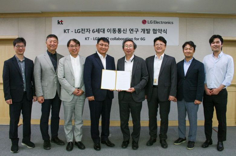 이종식 KT 네트워크연구소장(상무·왼쪽 다섯번째)과 제영호 LG전자 C&M표준연구소장(상무·왼쪽 네번째)을 비롯한 양사 직원들이 13일 열린 협약식에서 기념 촬영을 하고 있다. KT 제공