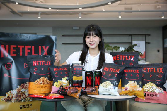 편의점 GS25가 넷플릭스와 협업해 내놓은 상품이 1년간 누적 1000만개 판매 기록을 세우며 성공적인 이종 업종 제휴 모델이 됐다. GS리테일 공