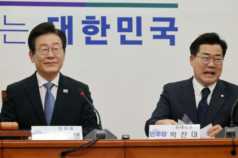 더불어민주당 이재명 대표와 박찬대 원내대표가 21일 국회에서 열린 최고위원회의에서 미소짓고 있다. 사진=서동일 기자