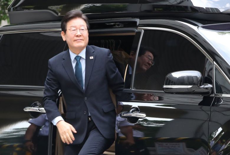 이재명 더불어민주당 대표가 지난 20일 서울 서초구 서울중앙지방법원에서 열린 '대장동 배임·성남FC 뇌물 의혹' 관련 공판에 출석하고 있다. /사진=뉴스1