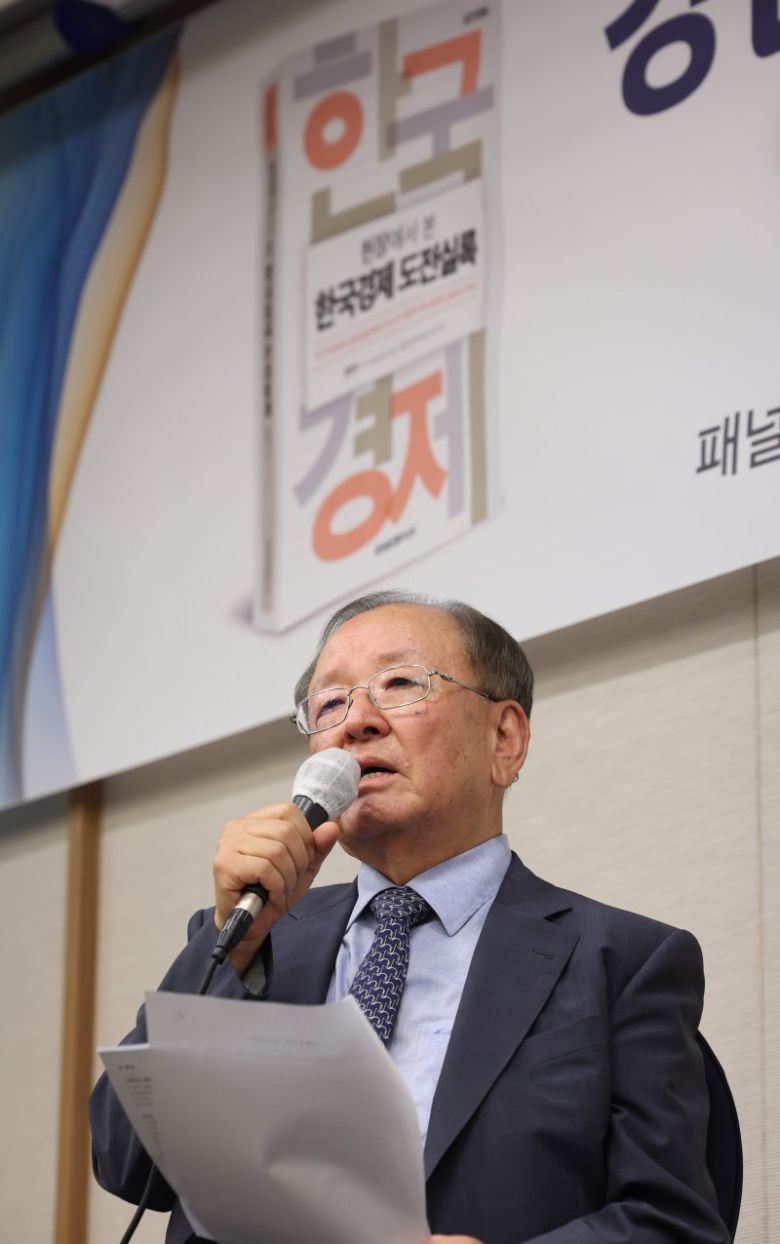 강만수 전 기획재정부 장관이 최근 서울 중구 프레스센터에서 자신의 저서 '한국경제 도전실록' 출간 기념 북콘서트를 열고 발언하고 있다. 뉴시스                                      현장에서 본 한국경제 도전실록 / 강만수 / 삼성글로벌리서치