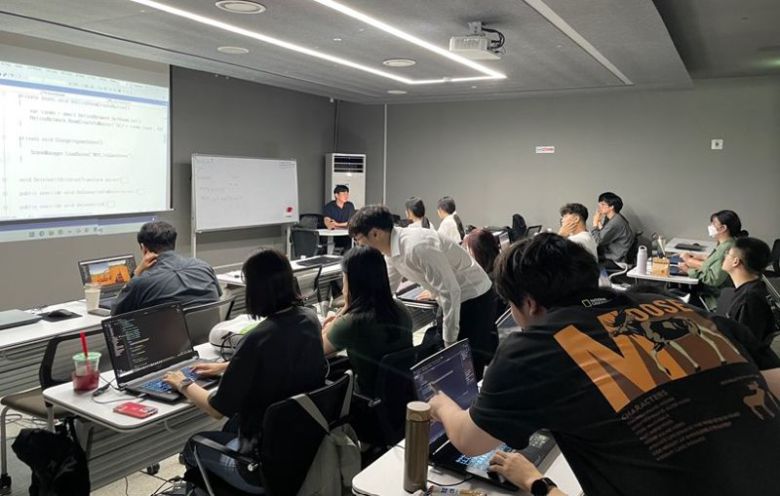 티맥스메타AI가 지난 22일 경기 광교비즈니스센터에 위치한 경기 메타버스 지원센터에서 '경기 메타버스 캠퍼스' 수강생을 대상으로 자체 개발한 다중 접속 메타버스 서버 '가이아(GAIA) 메타버스 서버(MVS)' 활용 특강을 진행하고 있다. 티맥스메타AI 제공